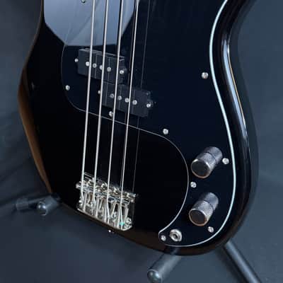 Squier Classic Vibe 70's Precision Bass 4-String Bass Guitar Gloss Black Finish (411) image 8