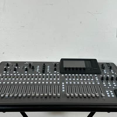 Behringer X32 40-Input 25-Bus Digital Mixing Console image 3