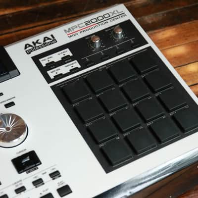 Akai MPC2000XL MIDI Production Center 2000 - 2005 - White - Serviced image 3