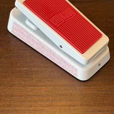 Dunlop CBJ95SW Special Edition Cry Baby Junior Wah 2022 - White / Red image 2