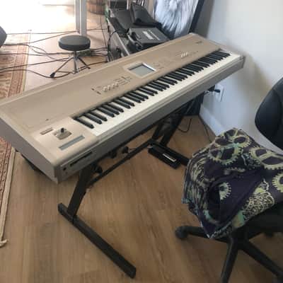 Korg Triton Studio 88-Key 120-Voice Polyphonic Workstation 2002 - 2005 - Silver