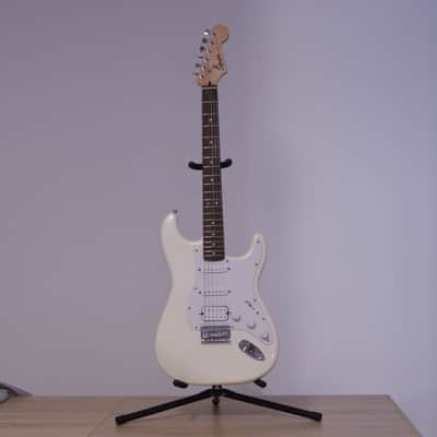 Squier Bullet Stratocaster HSS HT 2021 - Arctic White image 2