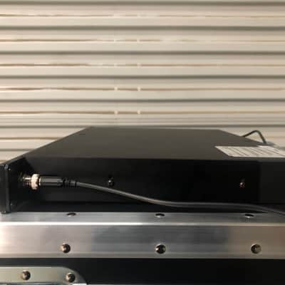 Shure UA845-SWB 5-Way Wideband UHF Antenna Splitter/Power Distribution System - Band G4 (470-952 MHz) image 2