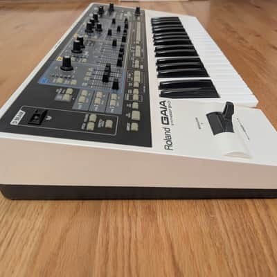 Roland SH-01 GAIA 37-Key Digital Synthesizer 2010 - 2012 - White image 3