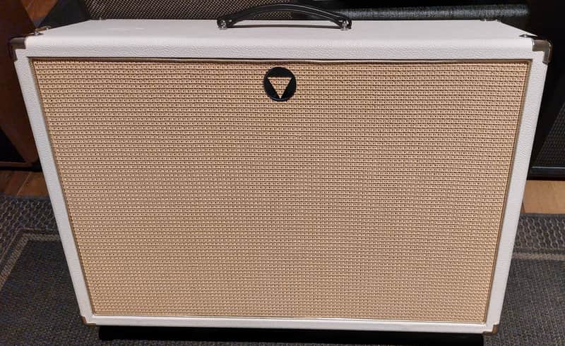 VBoutique VCab-OS 1x12 Oversized White Tolex - Cain Grill - Gold Piping  unloaded image 1