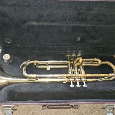 Yamaha YTR-2320 Trumpet. Japan. Good cond if get curves un-stuck. With case & MP image 1