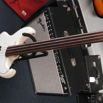 Fender Jazz Fretless MIJ Japanese bass guitar image 4