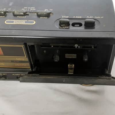 Soundesign Model 3827 AM-FM Electronic Clock Radio Cassette Player image 9