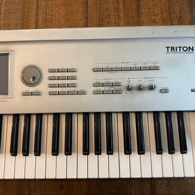 Korg Triton Classic 61-Key Workstation Synthesizer Silver image 6