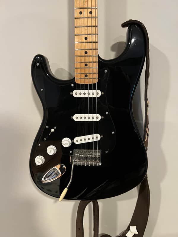Fender Standard Stratocaster Left-Handed with Maple Fretboard 2006 - 2017 - Black image 1