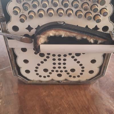 Pearl Queen Concertina 1919 - Black Lacquer/Abalone image 2