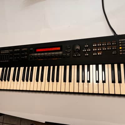 Roland XP-30 61-Key 64-Voice Expandable Synthesizer Music Workstation Keyboard 1999 - 2004 - Black