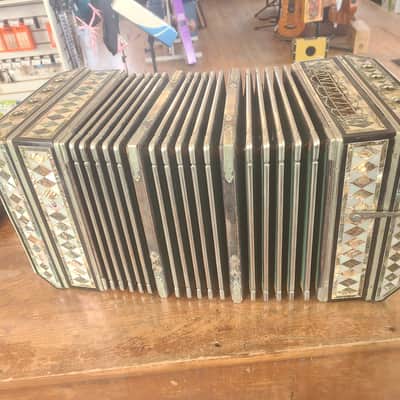 Pearl Queen Concertina 1919 - Black Lacquer/Abalone image 4