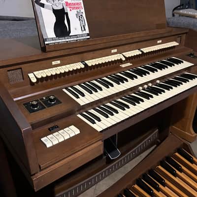 Allen Organ w/ Built-in Speakers, 32-Note Concave Pedalboard and bench! image 2