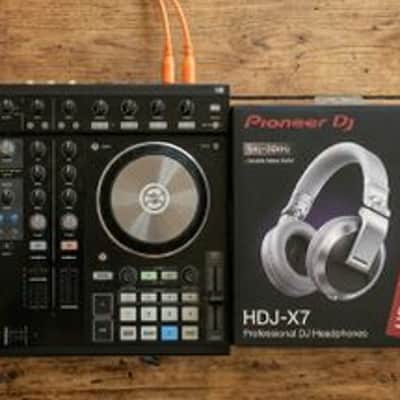 BRAND NEW / UNUSED Traktor Kontrol S4 MK2 (with Software License) DJ Bundle with Pioneer HDJ-X7 Headphones image 3
