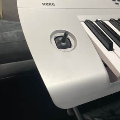 Korg i3 MW Workstation Keyboard - Matte Silver image 5