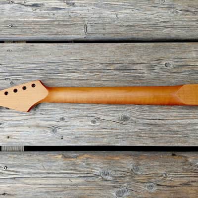 Mustang neck, flamed roasted maple image 3