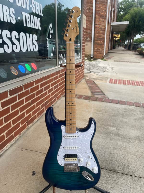 Fender Limited Edition Player Stratocaster HSS Plus Top with Maple fingerboard in blueburst 2021 - Blue Burst image 1