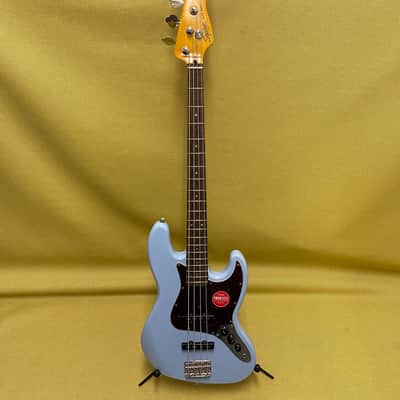 037-4530-504 Squier by Fender Classic Vibe '60s Jazz Bass Daphne Blue w/ Tortoise Pickguard