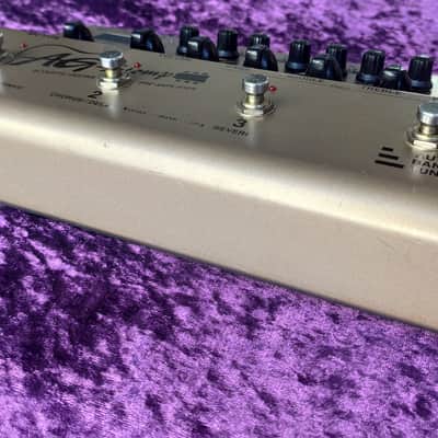 Yamaha AG-Stomp Acoustic Pre-Amplifier * programmable sound banks * Stereo output * Expression pedal input * fantastic mic presets and room emulation + Effects image 6
