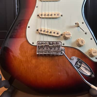 Fender Vintera '60s Stratocaster with Pau Ferro Fretboard 2019 - 2023 - 3-Color Sunburst - incl. Case and Gigbag image 4