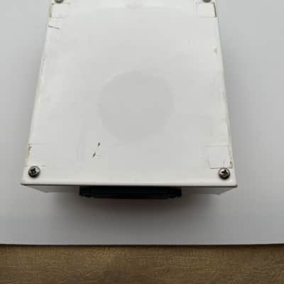 Menatone Howie - White x136 image 3