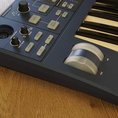 Novation UltraNova 37-Key 20-Voice Synthesizer 2010 - Blue