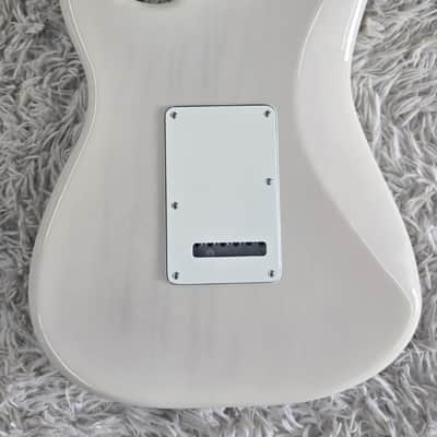 Fender Player II Stratocaster, Rosewood Fingerboard, White Blonde Finish - MIM image 3