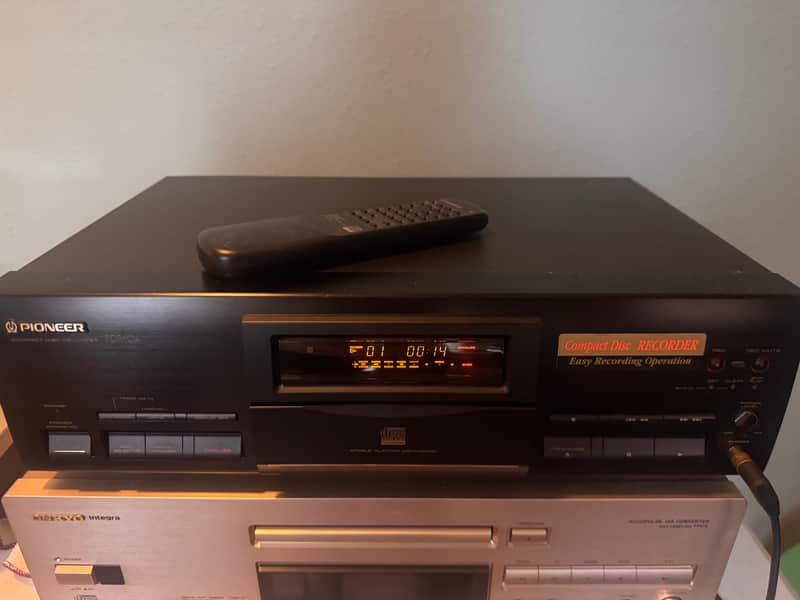 Pioneer PDR-04 Made In Japan In 1997 Compact Disc Recorder, Comes With The Remote