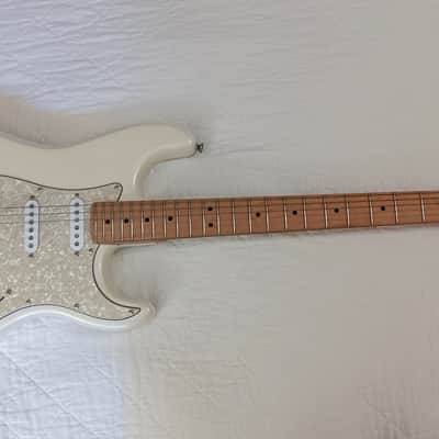Squier Deluxe Stratocaster with Maple Fretboard & 2-Point Tremolo 2014 - Pearl White Metallic image 2