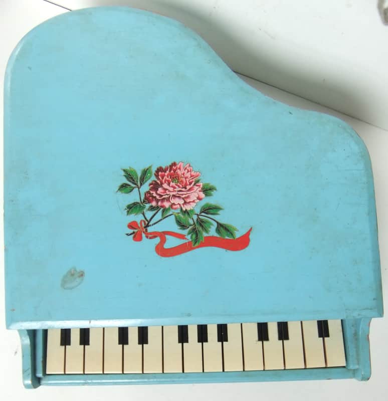 Rare, vintage or older unbranded Miniature 15-note Chime Piano - Good, used, worn image 1