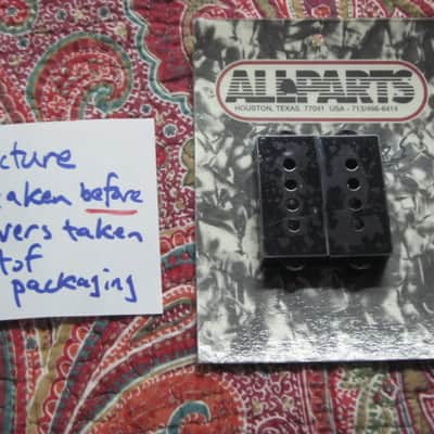 new + packaging (covers have some manufacturing imperfections) Allparts PC 0951-023 Black Pickup Cover Set (two individua covers) for Precision Bass / for P Bass - black, plastic, PC-0951-023 (never used, packaging opened to examine condition of covers) image 3