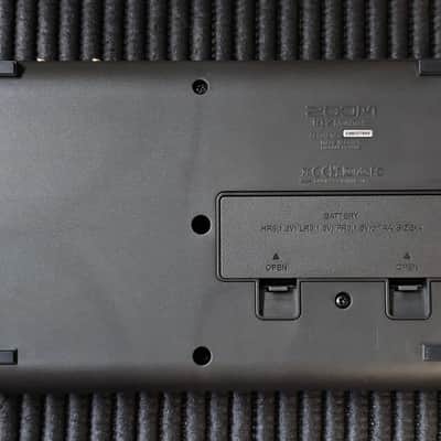 Zoom R12 Portable Multitrack Recorder 2022 - Present - Black image 4