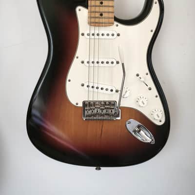 Fender Highway One Stratocaster with Maple Fretboard 2006 - 3-Color Sunburst, USA image 3