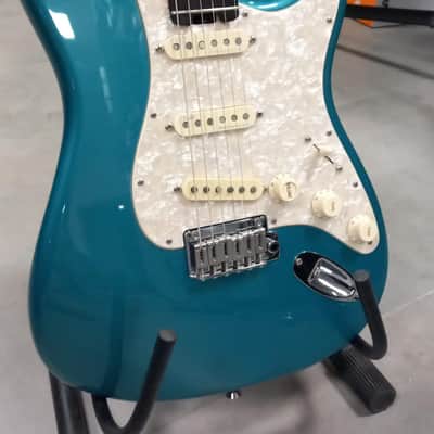 Immagine FENDER American Elite Stratocaster EB Ocean Turquoise con Upgrade Chitarra Elettrica - 2