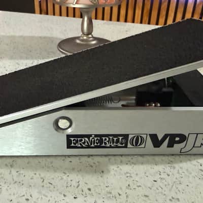 Ernie Ball VPJR 250K Volume Pedal Junior 6180 w/ Tuner Output – Silver image 2