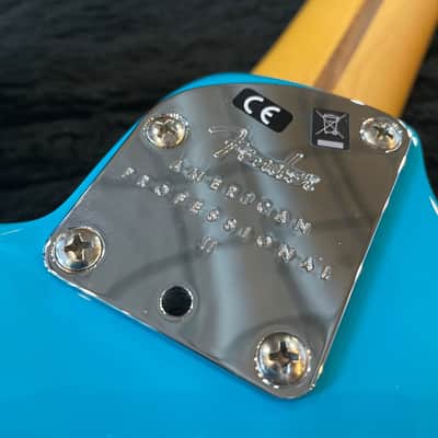 Fender American Professional II Stratocaster RW Miami Blue 7lbs, 12oz US210050022 image 8