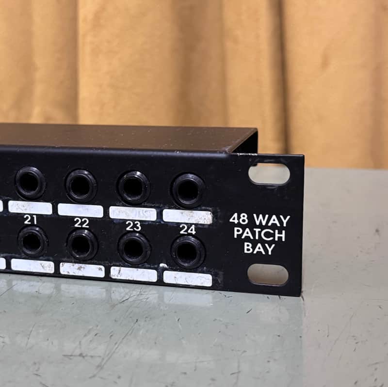 REAN 48 point patch bay image 1