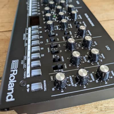 Roland SE-02 monophonic synthesizer image 2