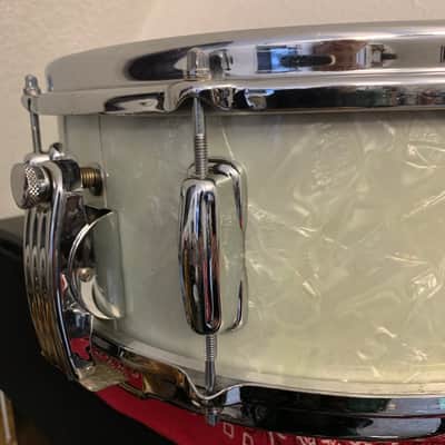 Slingerland No. 153 Super Gene Krupa Radio King 5.5x14" 8-Lug Solid Maple Snare Drum with Clamshell Strainer 1960 - 1962 - White Marine Pearl image 8