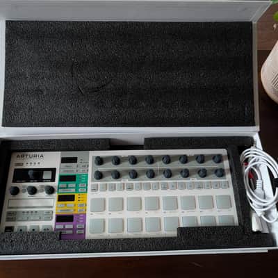Arturia BeatStep Pro MIDI Controller 2017 - Present - White image 2