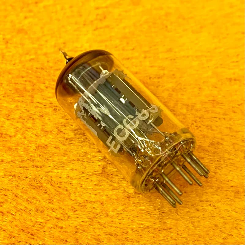 Válvula 12ax7 / Ecc83 / Ecc83s / Jj Tesla Pré Nova Original  Jm
