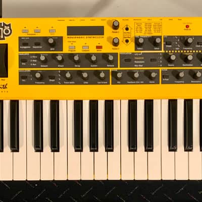 Dave Smith Instruments Mopho 32-Key Monophonic Synthesizer 2011 - 2016 - Yellow with Wood Sides