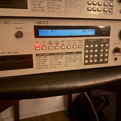 Akai S900 MIDI Digital Sampler 1986 - White