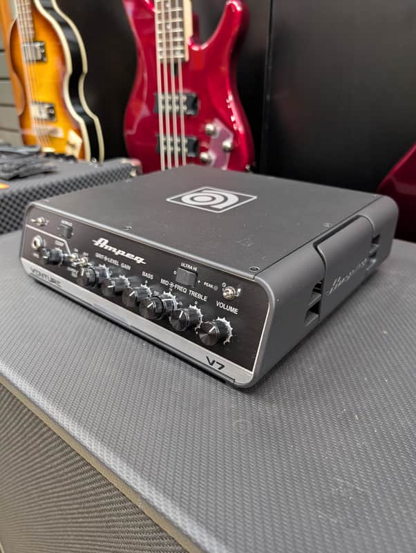 Ampeg Venture V7 700-Watt Bass Amp Head - Black image 1