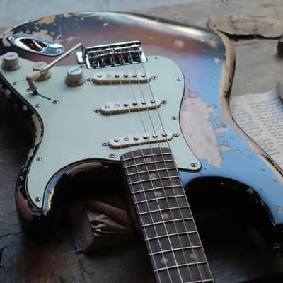 FENDER Mike McCready Signature Stratocaster 3-Color Sunburst Relic, HARDCASE, 3, 38 KG image 3