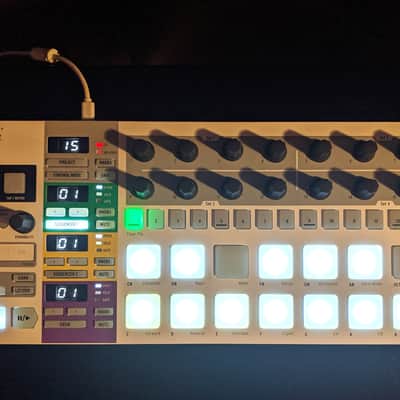 Arturia BeatStep Pro MIDI Controller 2017 - Present - White image 3