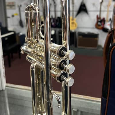 Bach Stradivarius Trumpet in B♭ 190S72X in Silver w/Case image 4