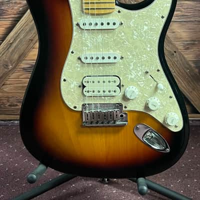 Fender American Deluxe Stratocaster® HSS 2004 - 3-Color Sunburst image 2