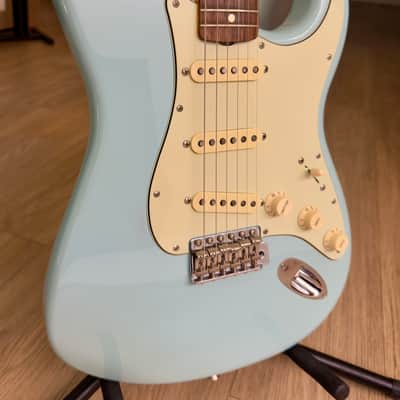 Fender Special Edition Classic Series '60s Stratocaster Lacquer with Matching Headstock, Daphne Blue CS 57/62 PUs, Fender Tweed Case image 9
